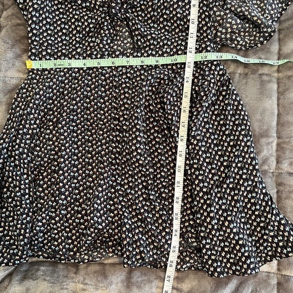 Alythea Ditsy Floral Flutter Sleeve Tie Front Cut Out V-neck Romper Split Back M - Picture 11 of 12